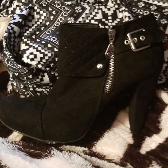 GUESS BOOTIES - Picture 2 of 5